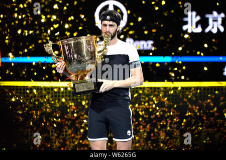 Nikoloz Basilashvili de Géorgie pose avec son trophée après avoir battu Juan Martin Del Potro, de l'Argentine dans leur dernier match de l'EUM masculin Banque D'Images