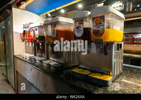 Variété de choix de boissons dans un restaurant buffet Banque D'Images