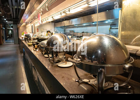 Plateaux Chauffants Buffet prêt pour le service le restaurant buffet asiatique Banque D'Images