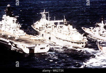 1982 - Un port trimestre Vue sur le navire de transport classe Keila soviétique BÉRÉZINA, centre, reconstituer trois navires pendant qu'ils sont en cours. Banque D'Images