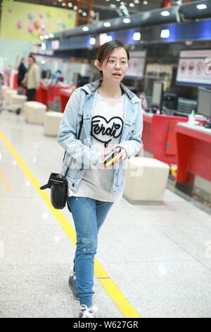 Chanteur chinois Zhang Zhang Liangying Jane ou arrive à l'aéroport international Beijing Capital avant le départ à Beijing, Chine, 24 octobre 2018. Banque D'Images