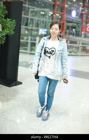 Chanteur chinois Zhang Zhang Liangying Jane ou arrive à l'aéroport international Beijing Capital avant le départ à Beijing, Chine, 24 octobre 2018. Banque D'Images