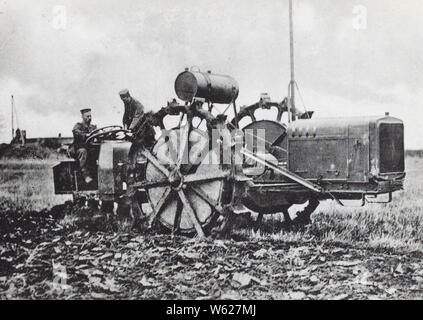 Les soldats allemands l'exploitation d'une charrue à moteur dans des domaines de la France ca. 1918 Banque D'Images