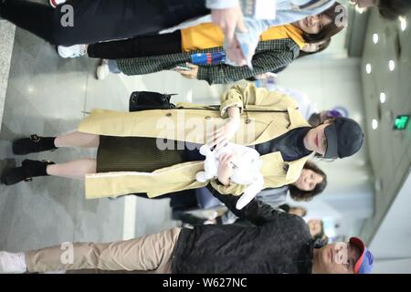 Chanteuse et actrice sud-coréen Lee Ji-eun, professionnellement connue sous le nom de UI, arrive à l'Aéroport International de Pékin à Beijing, Chine, 20 oct. Banque D'Images