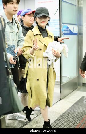 Chanteuse et actrice sud-coréen Lee Ji-eun, professionnellement connue sous le nom de UI, arrive à l'Aéroport International de Pékin à Beijing, Chine, 20 oct. Banque D'Images