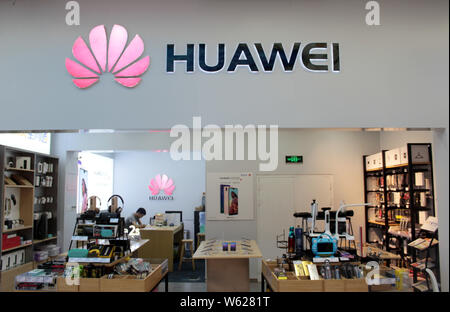 --FILE--Vue d'un magasin de Huawei à Xiamen, ville du sud-est de la province de Fujian en Chine, 19 avril 2018. Après avoir essayé de faire un plongeon dans l'U.S. Banque D'Images