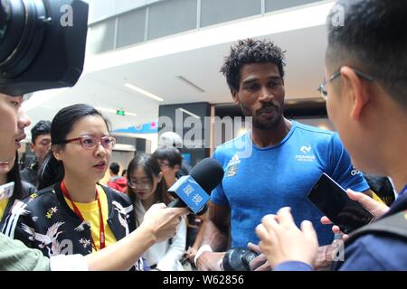 Bassa Mawem de France est interviewé après avoir remporté la saison de vitesse hommes match final au cours de la 2018 International Federation of Sport Climbing (IFSC Banque D'Images