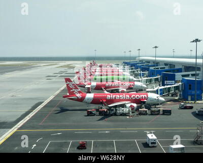 --FILE--les avions à réaction d'AirAsia sont garés à l'Aéroport International de Kuala Lumpur à Kuala Lumpur, Malaisie, 16 juin 2018. La Malaisie, un programme à faible coût carr Banque D'Images