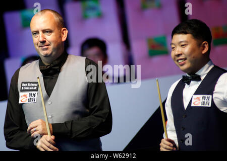 Mark Williams, de Galles, gauche, et de l'Anda Zhang Chine concourir contre Barry Hawkins de l'Angleterre et Zhao Xintong de Chine dans le groupe au cours de la correspondance Banque D'Images