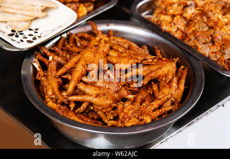 Pieds de poulet en Chine snack traiteur food street Banque D'Images