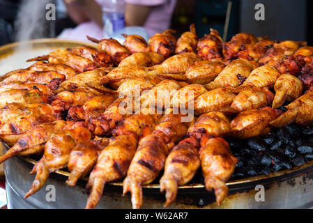 Ailes de poulet barbecue farci de riz sur le marché chinois Banque D'Images