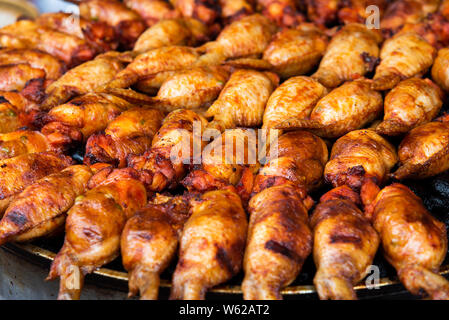 Cuisse de poulet barbecue farci de riz sur le marché chinois Banque D'Images