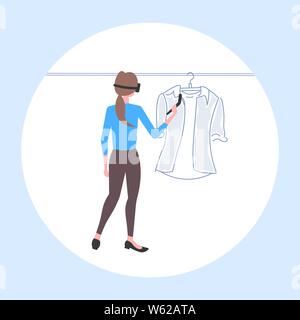 Femme portant des lunettes 3d contrôleur girl holding de réalité virtuelle en choisissant shirt à travers les achats en ligne casque digital augmentée Illustration de Vecteur