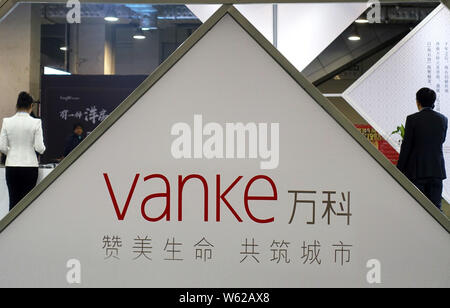 --FILE--un logo de Vanke est représenté sur le stand de Vanke lors d'une exposition dans la région de Jinan City, Shandong province de Chine orientale, 7 avril 2016. Chine V Banque D'Images