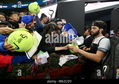 Nikoloz Basilashvili de Géorgie, signe des autographes pour les fans après avoir battu Juan Martin Del Potro, de l'Argentine dans leur dernier match du masculin Banque D'Images