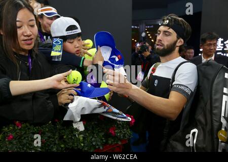 Nikoloz Basilashvili de Géorgie, signe des autographes pour les fans après avoir battu Juan Martin Del Potro, de l'Argentine dans leur dernier match du masculin Banque D'Images