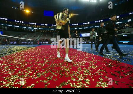 Nikoloz Basilashvili de Géorgie pose avec son trophée après avoir battu Juan Martin Del Potro, de l'Argentine dans leur dernier match de l'EUM masculin Banque D'Images