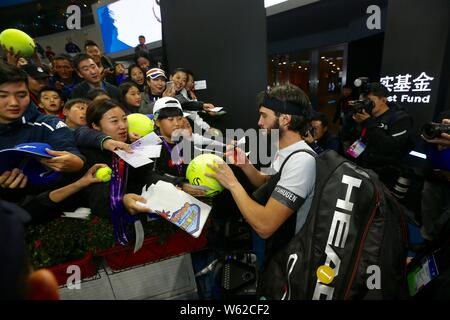 Nikoloz Basilashvili de Géorgie, signe des autographes pour les fans après avoir battu Juan Martin Del Potro, de l'Argentine dans leur dernier match du masculin Banque D'Images