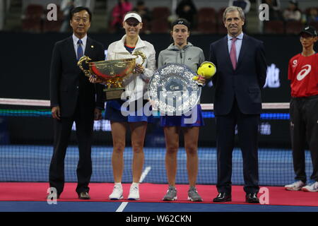 Caroline Wozniacki du Danemark, deuxième à gauche, et Anastasija Sevastova, centre de la Lettonie, posent avec leurs trophées après le match de finale dames Banque D'Images
