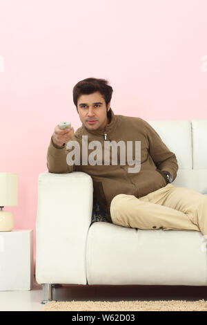 Homme devant la télé Banque D'Images