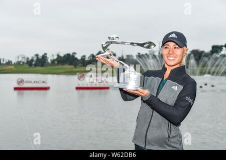 Danielle Kang de l'United States pose avec son trophée après avoir remporté le tour final de la Buick 2018 de Shanghai à Shanghai Qizhong LPGA Golf Jardin Banque D'Images