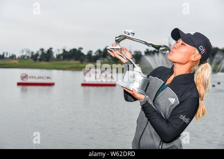 Danielle Kang de l'United States pose avec son trophée après avoir remporté le tour final de la Buick 2018 de Shanghai à Shanghai Qizhong LPGA Golf Jardin Banque D'Images