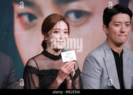 L'actrice sud-coréen Ahn Ji-hyun assiste à une conférence de presse pour le prochain monde-KBS Drama 'quand le temps s'est arrêté" à Séoul, Corée du Sud, le 23 octobre 201 Banque D'Images