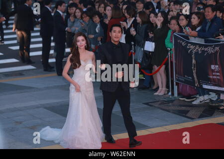 L'actrice sud-coréenne Kim Gyu-ri, à gauche, et l'acteur Shin Hyun-joon arrivent sur le tapis rouge pour la cérémonie de présentation de la 55ème Daejong Film Awards Banque D'Images