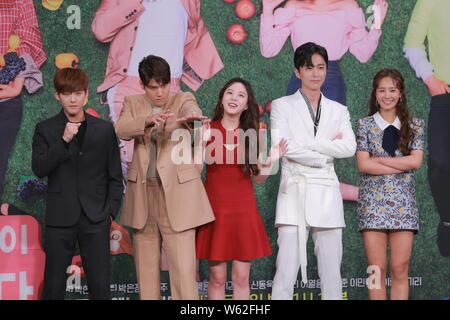 (De gauche), chanteur et acteur sud-coréen Lee Min-hyuk, communément appelé Minhyuk ou Heota sud-coréens, groupe garçon BTOB, Kim Hyun-joon acteur, actre Banque D'Images