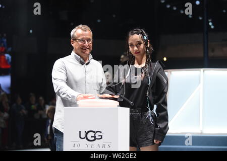 L'actrice de Hong Kong Angelababy, droite, assiste à un événement promotionnel pour les bottes UGG à Shanghai, Chine, 10 octobre 2018. Banque D'Images