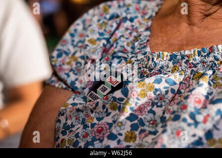 Philadelphie, New Jersey / USA. Les habitants de Philadelphie se rassemblent à Noona's Pizza dans Mt Airy pour voir le débat présidentiel démocratique sur la bière et les pizzas. Le 30 juillet 2019. Crédit Photo : Chris Baker Evens. Banque D'Images