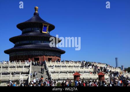 Des foules de touristes chinois visite la salle de prière pour les bonnes récoltes au Temple du Ciel, également connu sous le nom de Tiantan, pendant la semaine de la Da Banque D'Images