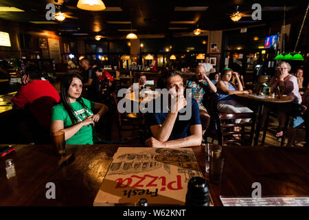 Philadelphie, New Jersey / USA. Les habitants de Philadelphie se rassemblent à Noona's Pizza dans Mt Airy pour voir le débat présidentiel démocratique sur la bière et les pizzas. Le 30 juillet 2019. Crédit Photo : Chris Baker Evens. Banque D'Images