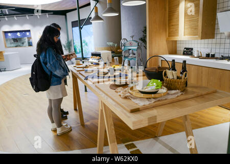 Vue de l'intérieur de la première de la Chine 'off-line' Cuisine du chat-themed boutique au centre commercial de Shanghai, Chine, 19 octobre 2018. Un 'Cat's Kitchen'-sto à thème Banque D'Images