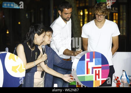 Le joueur de tennis allemand Alexander Zverev, droite, et joueur de tennis croate Marin Cilic assister à un maître au cours de l'activité nuit pujiang Shanghai Rolex Banque D'Images