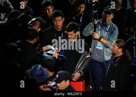 Novak Djokovic la Serbie, signe des autographes pour des fans après avoir battu Borna Coric de Croatie dans leur dernier match du masculin au cours de la Rolex S Banque D'Images