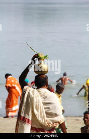 Pèlerins à un ghat, Kolkata, Bengale-Occidental, Inde Banque D'Images