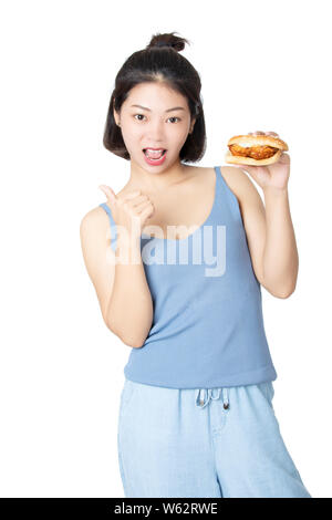 Belle femme chinoise de manger un sandwich au poulet isolé sur fond blanc Banque D'Images