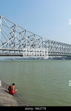 Pont sur une rivière, Howrah Bridge, rivière Hooghly, Kolkata, West Bengal, India Banque D'Images