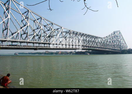 Pont sur une rivière, Howrah Bridge, rivière Hooghly, Kolkata, West Bengal, India Banque D'Images