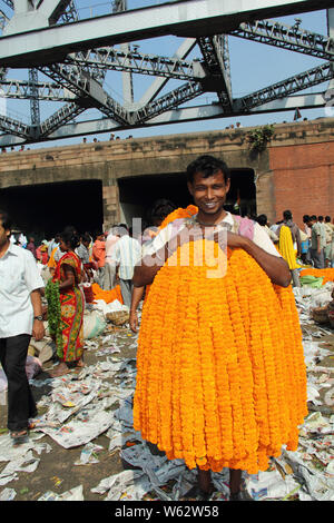 Flower sellers selling garlands at the flower market, Howrah Bridge, Kolkata, West Bengal, India Stock Photo