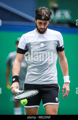 Nikoloz Basilashvili de Géorgie réagit comme il est en concurrence contre Alexander Zverev de l'Allemagne dans leur deuxième match du masculin au cours de la Banque D'Images