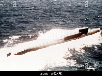 1982 - un quart tribord vue d'un delta soviétique à propulsion nucléaire de classe sous-marin en cours. Banque D'Images