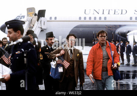 1981 - L'ex-armée otages MSGT Regis Ragan, Sharerand et Clair Barnes, de gauche à droite, vous arrivez à la base pour leur départ pour les États-Unis. Les 52 otages ont été hospitalisés pendant quelques jours après leur sortie de l'Iran Banque D'Images