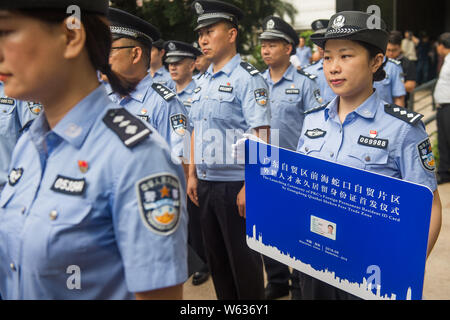 Les agents de police afficher la carte d'identité de l'homme - Zhang Wei, qui est la première carte d'identité de résident permanent étranger délivré par le Guangdong Qi Banque D'Images