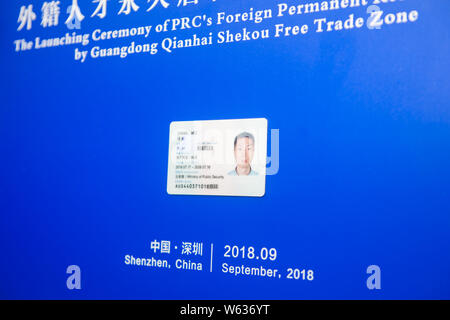 La carte d'identité de l'homme - Zhang Wei, qui est la première carte d'identité de résident permanent étranger délivré par le Guangdong Qianhai Shekou de tra Banque D'Images