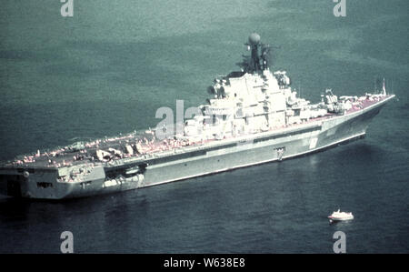 1982 - Un port trimestre vue du missile soviétique V/STOL porte-avion KIEV (CVHG). Banque D'Images