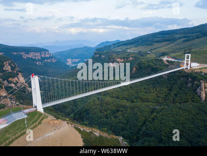 Vue aérienne d'une suspension à fond de verre pont enjambant la longueur de près de quatre terrains de football à travers un canyon en Benxi, ville du nord-est de la Chine. Banque D'Images