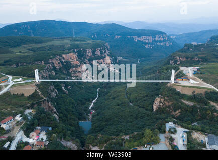 Vue aérienne d'une suspension à fond de verre pont enjambant la longueur de près de quatre terrains de football à travers un canyon en Benxi, ville du nord-est de la Chine. Banque D'Images