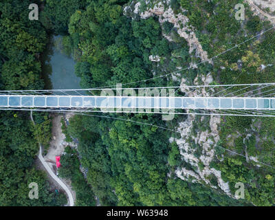 Vue aérienne d'une suspension à fond de verre pont enjambant la longueur de près de quatre terrains de football à travers un canyon en Benxi, ville du nord-est de la Chine. Banque D'Images